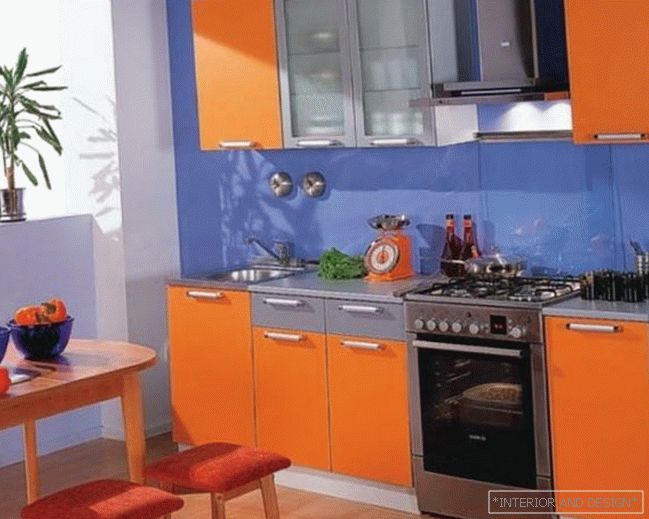 Kék-narancs konyhai tervezés