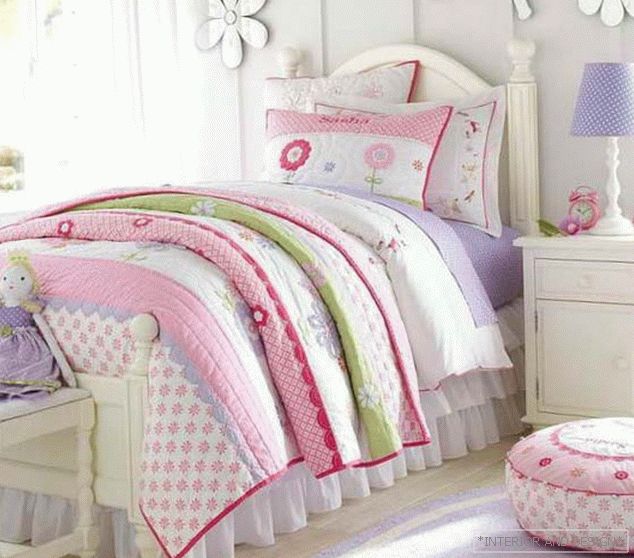 Rózsaszín és lila árnyalatú hálószoba - фото