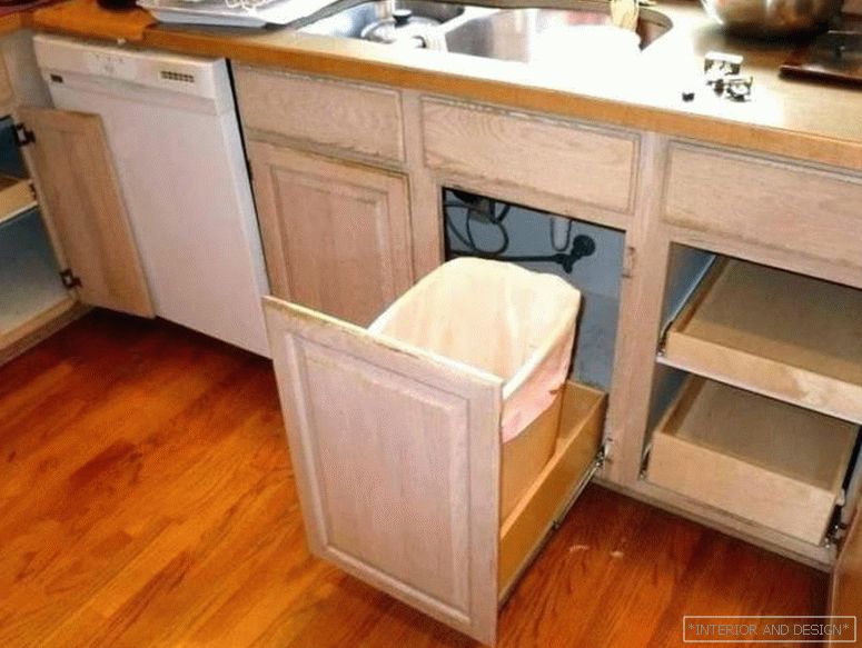 Kinyitható szekrények egy kis konyhában 1